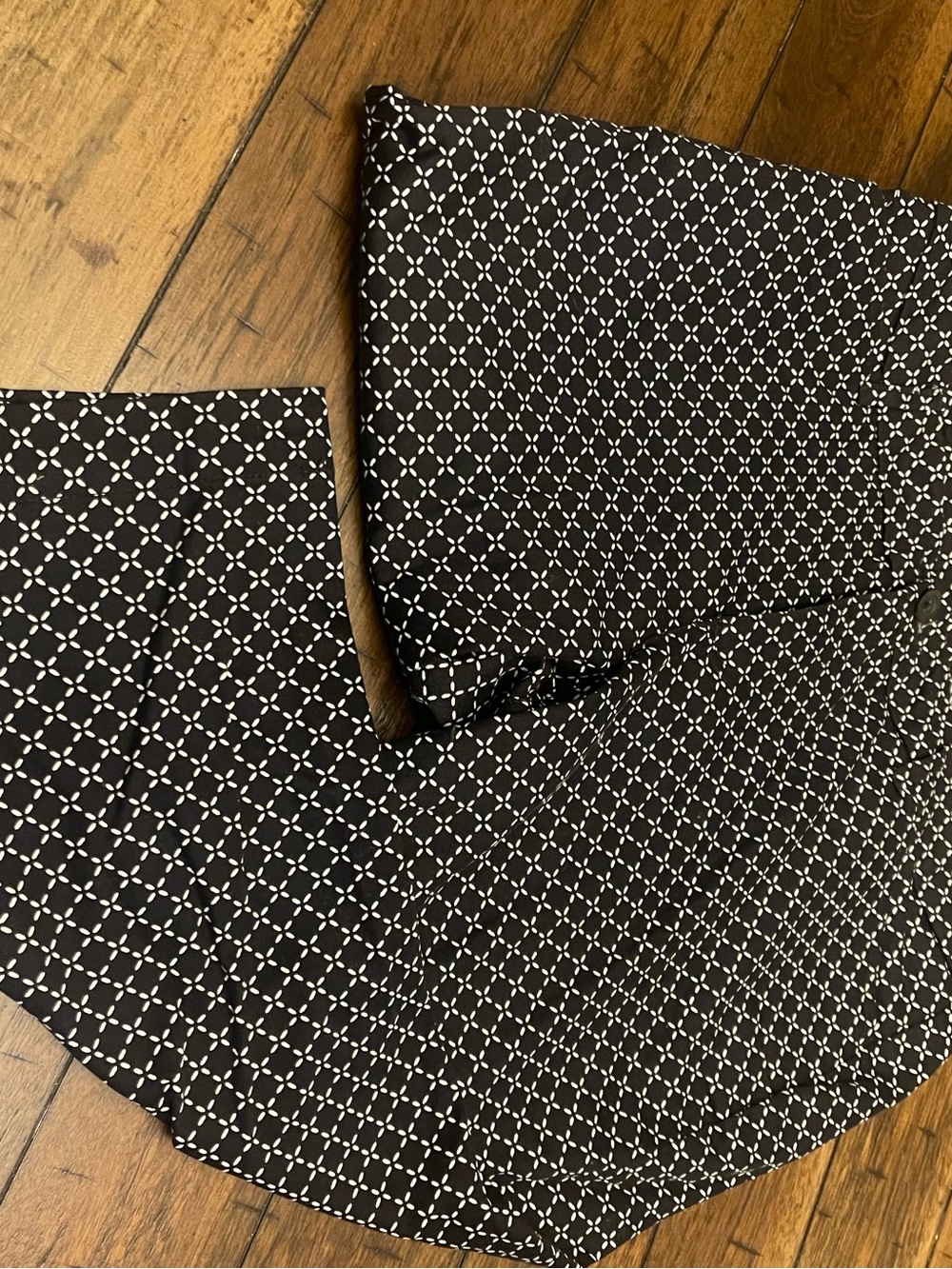 St. John's Bay Black with White Geometric Capris